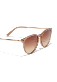 Occhiali da sole con gradiente marrone, montatura traslucida, forma rotonda oversize e sottili accenti metallici sulle astine.