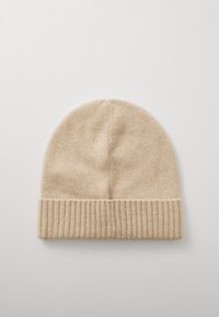 Gebreide beige beanie met een geribde omslag, zachte textuur, ronde bovenkant en naadloos ontwerp. De kleur is uniform zonder zichtbare patronen of accenten.