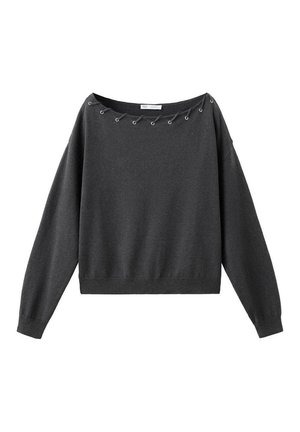 Jersey de manga larga gris oscuro con escote ancho que presenta ojales metálicos y un detalle de cordón trenzado a través del cuello delantero.