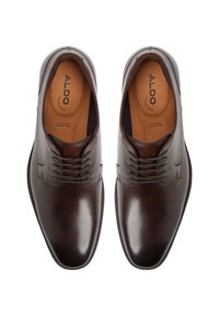 Scarpe eleganti in pelle marrone con una finitura liscia, punta arrotondata, design con lacci e un sottile dettaglio di cucitura. Incise all'interno con "ALDO".