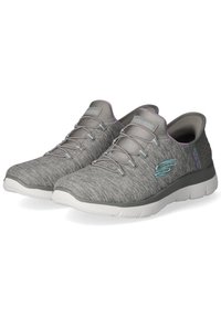 Grijze sportschoenen met een gestructureerde bovenkant, lichtblauwe accenten en een witte zool. Kenmerkt zich door een vetersluiting en een gevoerde kraag voor comfort.