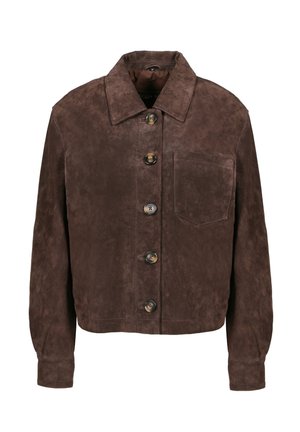 Chaqueta de ante marrón con cierre frontal de botones, cuello puntiagudo, mangas largas y un bolsillo en el pecho en el lado izquierdo.
