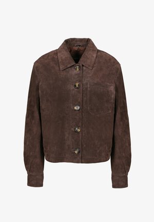 Braune Wildlederjacke mit Knopfleiste, spitzem Kragen, langen Ärmeln und einer einzelnen Brusttasche auf der linken Seite.