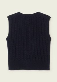 Svart kabelstickad ärmlös väst med ribbat halsringning, ärmhål och nederkant på enfärgad bakgrund.