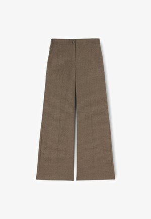 Pantalones de pierna ancha con estampado marrón, hechos de una tela texturizada, con cierre de botón en la cintura y sin bolsillos visibles.