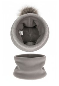 Cappello in pile grigio con una finitura morbida e testurizzata e un pon pon in pelliccia sintetica. Include una scaldacollo abbinato in grigio solido. Design aderente.