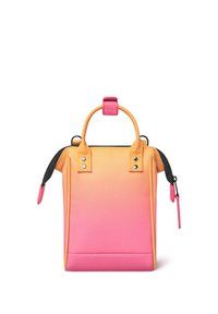 Petit sac à main rectangulaire avec tissu dégradé du orange au rose, côtés zippés noirs, base en cuir rose et languette de poignée.