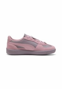 Sneakers rosa e malva con un mix di materiali scamosciati e sintetici, punta arrotondata, suola piatta e un logo prominente sulla linguetta.
