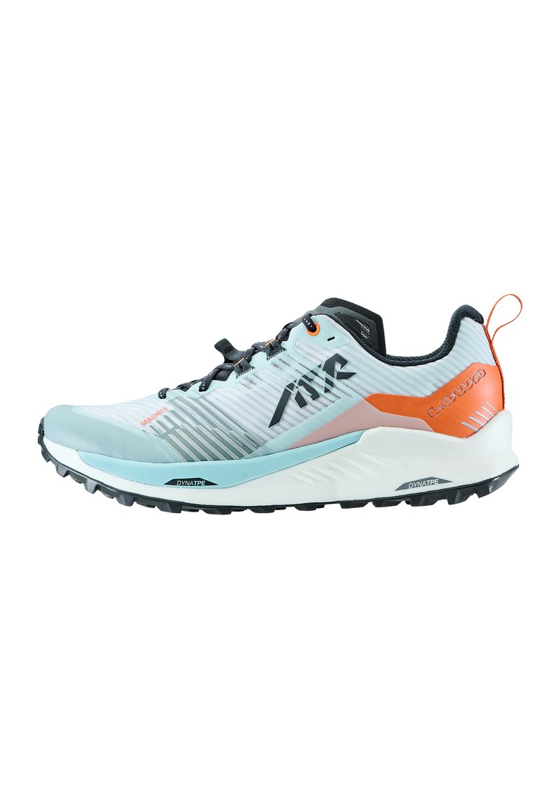Lichtblauwe trailrunschoen met een zwarte zool, oranje accenten en een gestructureerd design. Beschikt over een vetersysteem en een hiel lus voor extra ondersteuning.
