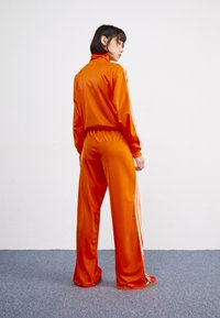 adidas Originals FIREBIRD LOOSE TRACK - Trainingsbroek - orange