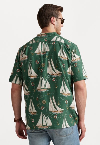 Camisa de mangas curtas em tecido verde com um padrão náutico, apresentando velas de barco, boias salva-vidas e âncoras. Gola clássica e ajuste descontraído.
