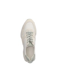 Sneaker bianca realizzata in materiali scamosciati e in pelle, design arrotondato, lacci verde chiaro e collare imbottito. Soletta perforata per traspirabilità.