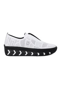 Weiße Slipper aus perforiertem Material, schwarze Gummisohle und ein Zickzackmuster entlang der Sohle. Strukturierter Obermaterial für Atmungsaktivität.