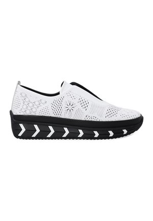 Weiße Slipper aus perforiertem Material, schwarze Gummisohle und ein Zickzackmuster entlang der Sohle. Strukturierter Obermaterial für Atmungsaktivität.