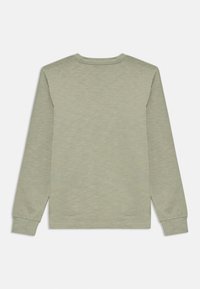 Koszula z długim rękawem w jasnym oliwkowym kolorze o teksturowanej powierzchni. Posiada okrągły dekolt i ściągacze na mankietach. Bez grafik ani wzorów.