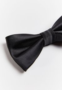 Fekete selyem csokornyakkendő sima textúrával és klasszikus formával, középső csomóval és hegyes végekkel.