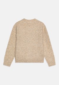 Beige strikkegenser med teksturert mønster, rund hals og lange ermer, laget av mykt, chunky garn. Ribbestrikkede mansjetter og nederkant.