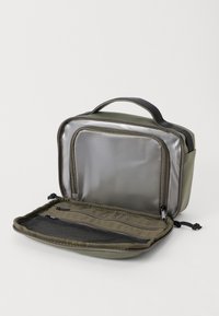 Borsa da viaggio rettangolare di colore verde oliva con manico nero, compartimenti con zip aperti e tasca in rete interna, su sfondo bianco.