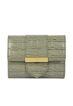 Portefeuille en simili-cuir crocodile vert avec une texture lisse, fermoir en métal doré et accent en forme de cœur à l'avant. Design compact.