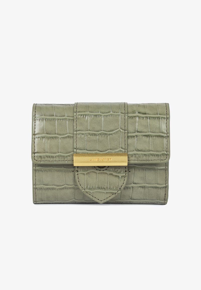Portefeuille en simili-cuir crocodile vert avec une texture lisse, fermoir en métal doré et accent en forme de cœur à l'avant. Design compact.