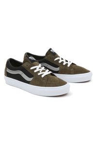 Adidași din suede și plasă în verde măslinie și negru, cu șireturi albe, având o dublă bandă gri pe lateral și o talpă din cauciuc alb. Design clasic.