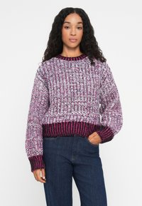 Sweater de malha com um misto de cores rosa, roxo e branco, com decote e punhos canelados, corte cropped e tecido texturizado.