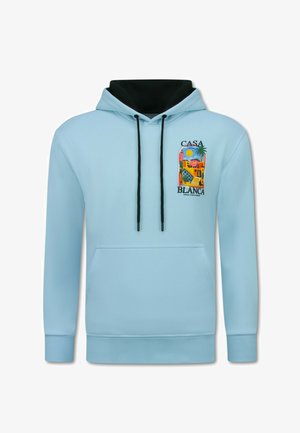 Lichtblauwe hoodie met een zwarte capuchon, zwarte trekkoorden, een voorzak en een kleurrijke "CASA BLANCA" afbeelding op de borst.