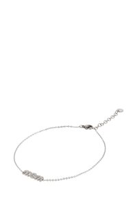 Stříbrný náramek s řetízkem, který obsahuje tři průhledné krystaly, zapínání na krabicovou sponu a prodlužovací řetízek pro nastavitelnou délku.