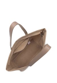 Borsa tote in suede beige con interno spazioso, una tasca con zip e due manici piatti. Texture liscia, forma strutturata, dettagli di cucitura minimi.