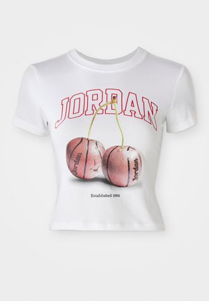 Hvid bomulds t-shirt med cropped design. Har rød "JORDAN" tekst og en grafik af to kirsebær, der ligner basketballer. "Etableret 1984" trykt nedenunder.