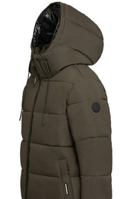 Olivengrøn pufferjakke med en skinnende sort hætteforing, justerbare snoretræk og et rundt logo-patch på venstre ærme. Lynlåslomme på siden.