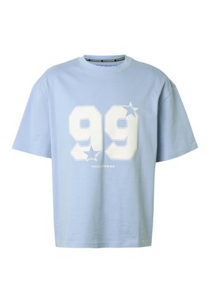 Hele sinise lühikeste varrukatega särk, millel esiküljel suur valge number „99“ ja kaks valget tähte, allosas väike „Rocawear“ tekst.