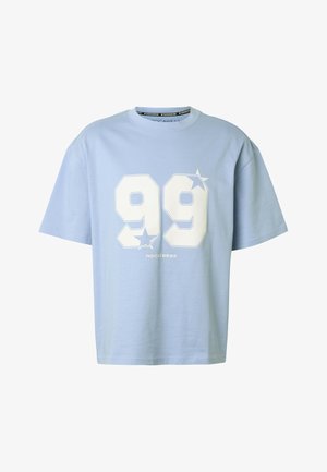 Hele sinise lühikeste varrukatega särk, millel esiküljel suur valge number „99“ ja kaks valget tähte, allosas väike „Rocawear“ tekst.