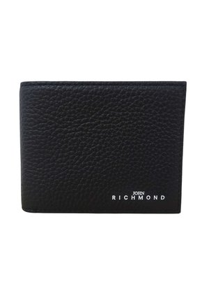 Portafoglio in pelle nera strutturata con logo "John Richmond" in testo bianco nell'angolo in basso a destra.
