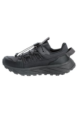 Chaussure de sport noire avec une tige en mesh texturé, des lacets élastiques et une semelle extérieure en caoutchouc épaisse et mouchetée pour l'adhérence. Elle possède également une languette de traction.