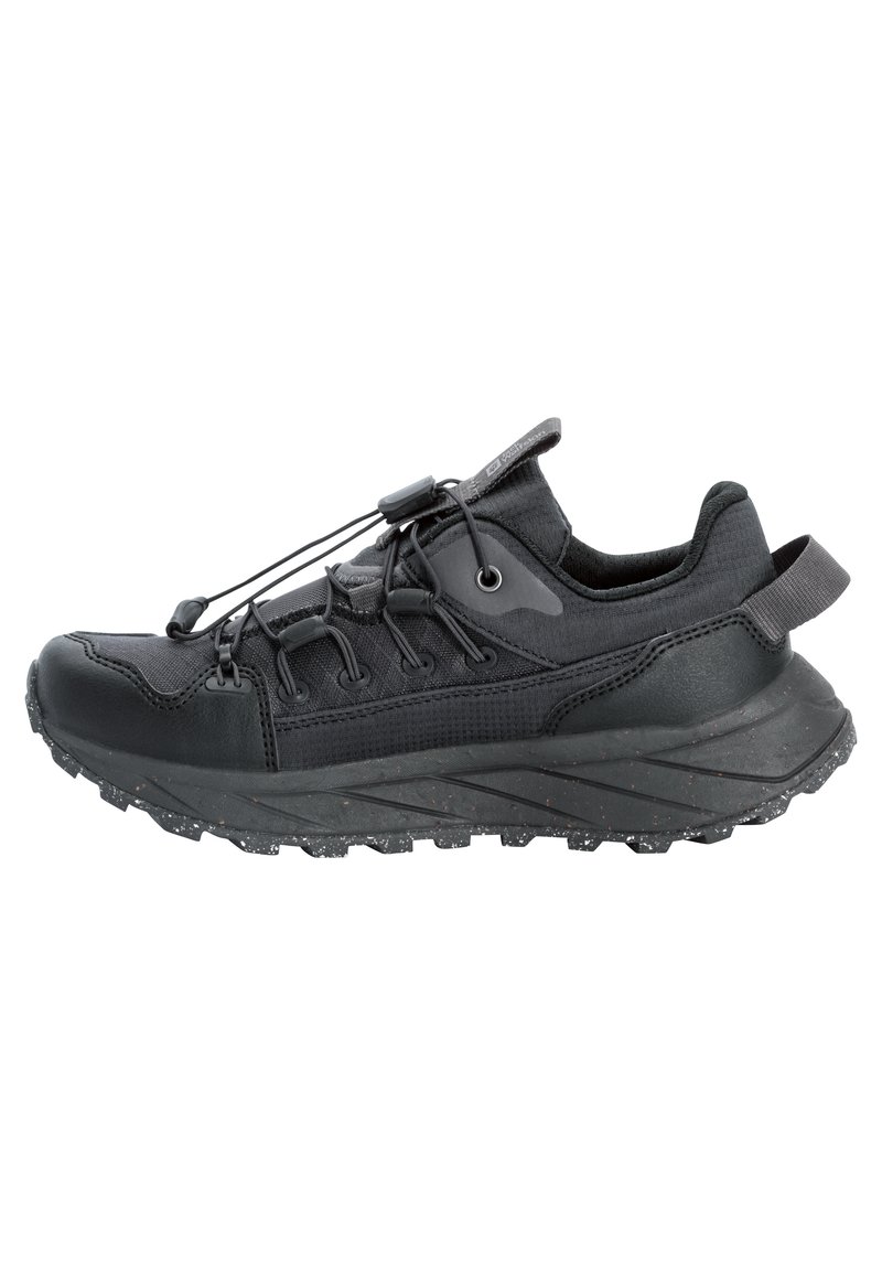 Scarpa sportiva nera con una tomaia in mesh testurizzato, lacci elasticizzati e una suola in gomma spessa e maculata per una migliore aderenza. Presenta un gancio per il sollevamento.