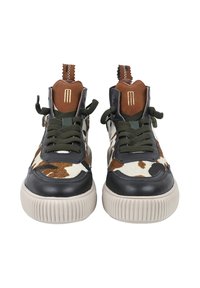 Sneaker alte con un mix di tessuto effetto pelo di mucca e pelle nera. Lacci verdi, dettagli color beige, e suola beige texturizzata.