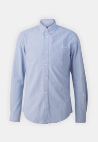 Camisa de botón de manga larga en color azul claro, con cuello abotonado y un bolsillo en el pecho, exhibida sobre un fondo blanco.