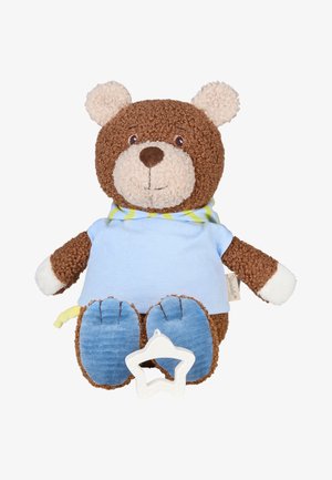 Brauner Teddybär-Plüsch, der ein blaues Hemd und einen Schal trägt und ein weißes sternförmiges Beißspielzeug zwischen seinen blauen Füßen hält.