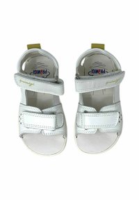 Sandali bianchi in pelle con cinturini regolabili in Velcro, punta chiusa, design con tallone aperto, dotati di perforazioni sui lati e una soletta testurizzata.