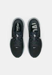 Schwarze Sportschuhe mit einem Obermaterial aus Mesh, grauen Akzenten und einem weißen Swoosh. Verfügt über eine strukturierte Zehenbox und einen gepolsterten Kragen für zusätzlichen Komfort.