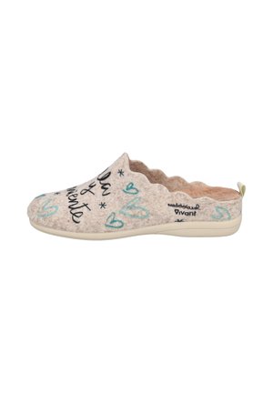 Zapatilla de fieltro rosa claro sin tacón con bordes ondulados, corazones azules, texto negro y suela beige.