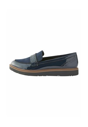 Loaferky z patnové kůže v námořnické modři s látkovým páskem, dekorativními perforacemi a kontrastní hnědou podrážkou. Plochý podpatek, design na obutí.
