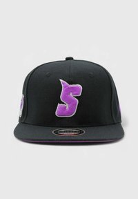 Mustat snapback-lippis purppuran värisellä brodeeratulla "S"-kirjaimella ja kontrastiväreillä. Littee reuna, rakenteellinen muotoilu ja säädettävä solki takana.