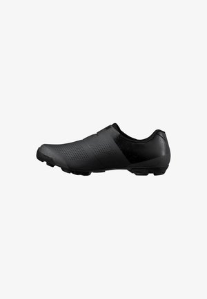 Chaussure de cyclisme noire à profil bas avec perforations, fermeture sécurisée et cales sous la semelle pour pédales automatiques.