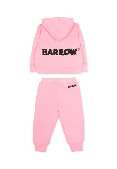 Ensemble pour tout-petit comprenant un sweat à capuche et un pantalon roses avec le logo noir "BARROW" au dos du sweat à capuche et près de la taille du pantalon.