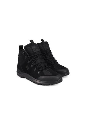 Bottes de sport montantes noires avec semelles épaisses et lacets à l'avant, comportant le logo de la marque sur la languette et le côté, présentées en vue latérale.