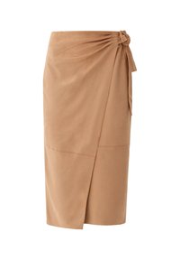 Jupe enveloppante en suede beige avec un détail de nouage sur le côté, présentant une texture lisse et un design à mi-mollet. Lignes épurées avec des accents de couture minimalistes.