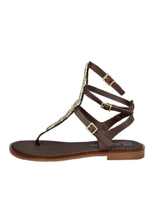 Sandalia plana marrón con separador de dedos, tres correas ajustables con hebillas doradas y detalles decorativos dorados a lo largo de la correa frontal.