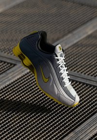 Nike Sportswear SHOX R4 SE UNISEX - Joggesko - vast grey/bright citron/light graphite/smoke grey/white/black
